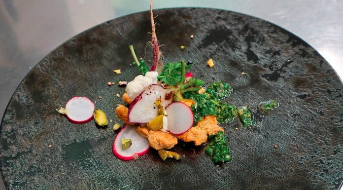 Mousseline de chou-fleur, pétales de radis, crumble salé, chimichurri, pistaches, par Pierre-Louis MARTIN