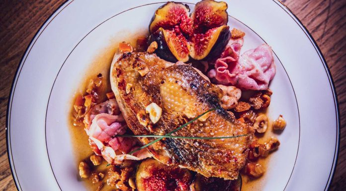 Poitrine de pintade en cocotte, petit salé fumé grillé, figues rôties au miel, pica de noisettes toastées, par Henri RONDE