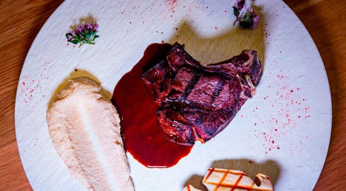 Côte de cerf de chasse  de Cerdagne-Capcir,  jus réduit au chocolat, mousseline de navet de Cerdagne, cèpes rôtis, par François WILL