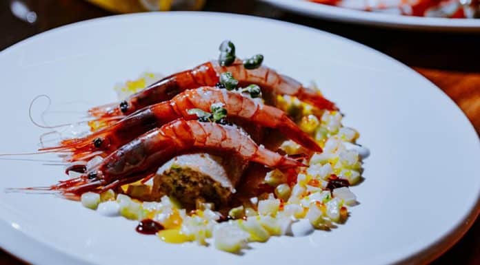 Cannelloni de gambas de Palamos, fraîcheur de crabe bleu, légumes croquants, huile yuzu par Philippe Bessière