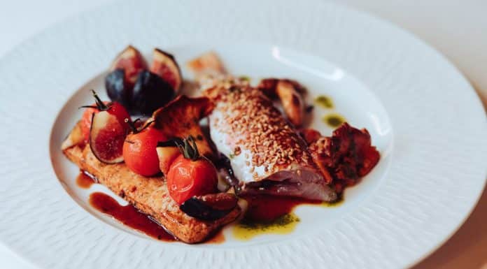 Mille-feuille de rouget, tapenade, sablé tomates figues, poêlée de girolles par Jean-Louis Ricart