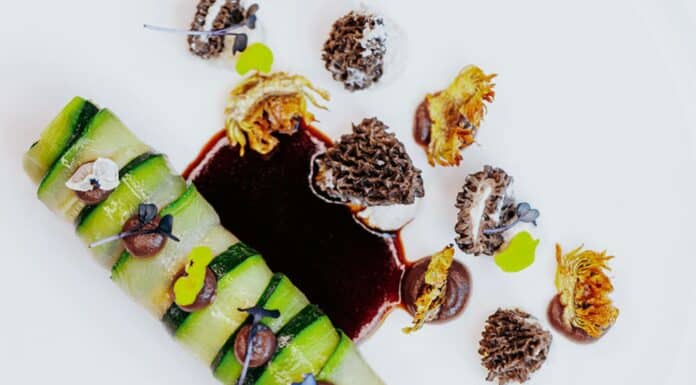 Recette : GIGOT D’AGNEAU CATALAN CONFIT DE 8 HEURES, corsé au vinaigre de sapin, morilles farcies à l’artichaut