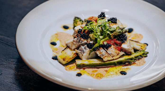 Recette : Baudroie marinée, grillée d’asperges vertes, crémeux d’oursins