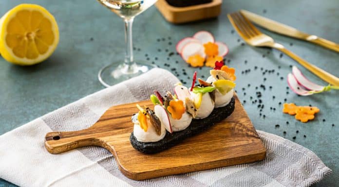 Recette : ENTRE MAR I MUNT, sablé à l’encre de seiche, mousse de chèvre frais, anchois de Collioure et petits légumes croquants
